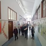 Danas smo posjetili srednju školu u Pakracu. Docekali su nas ucenici cetvrtog razreda medicinske skole sa njihovom profesoricom Jelenom Ivanovic. Imali smo priliku vidjeti u terariju vijetnamske palicnjake. Nakon toga smo kratko obisli njihove kabinete. U jednom kabinetu smo se zadrzali i upoznali se sa instrumentima koji sluze za operacije pacijenata. Naucili kako se presvlace novorodencad tj male bebe. Pokazali su nam kako pomoci osobi pri gusenju gdje smo i mi mogli sudjelovati. Na kraju smo obukli kute,rukavice,kapu i masku. Izvrsili smo operaciju na pacijentu. Bilo nam je jako poucno druzenje,naucili i vidjeli neke nove stvari. Hvala profesorici Jeleni Ivanovic na pozivu.